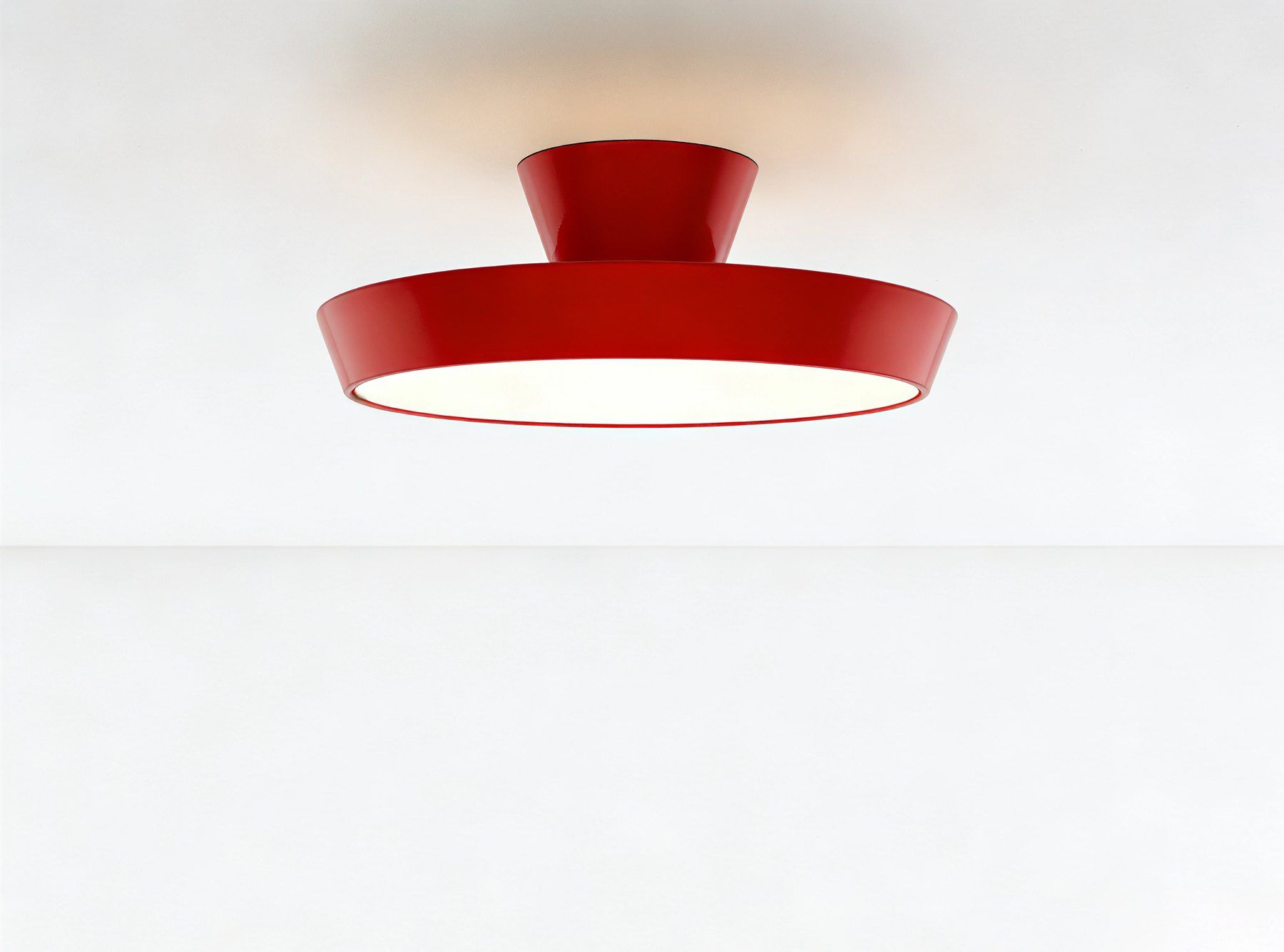 Visual26 ceiling lamp in Fortuna Red
